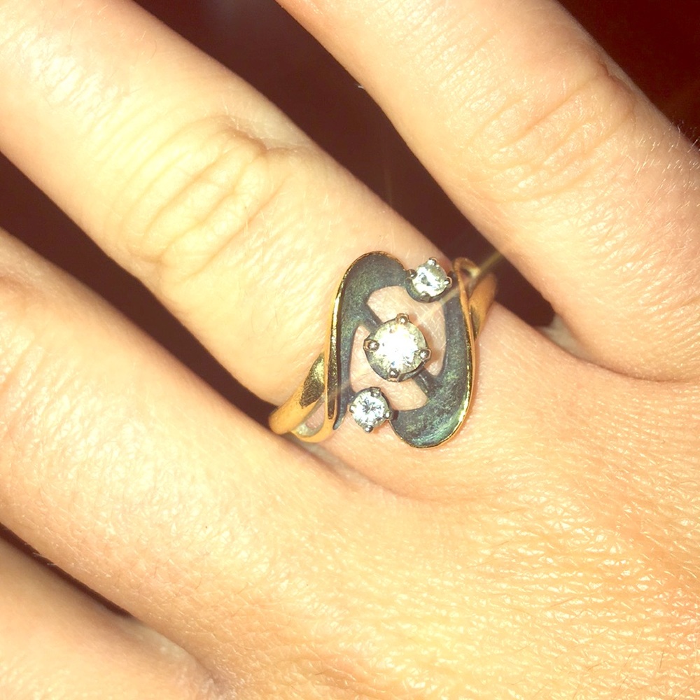 UNIQUE THREE DIAMOND RETRO RING